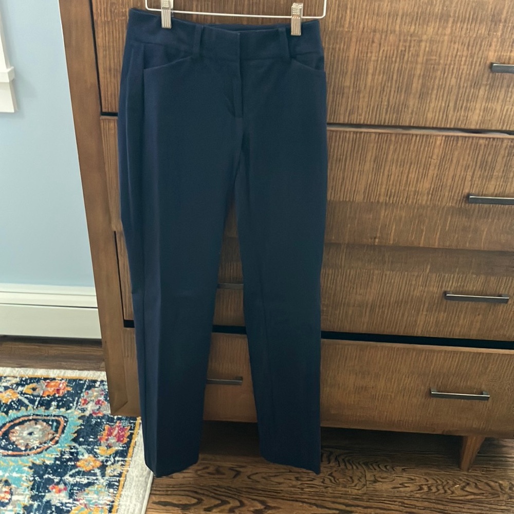 ANN TAYLOR
SIGNATURE Navy Blue Trousers; Size 0. Excellent Condition.